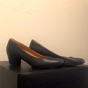 Black Söfft heels, small heel, size 8 1/2.